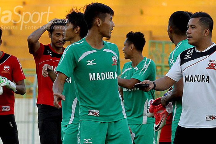 Dokter tim Madura United, Amin Elwrzar (kanan), berdiskusi kepada pemain Madura united dalam latihan rutin di Stadion Gelora Bangkalan, Jawa Timur, Kamis (24/08/2017) sore.