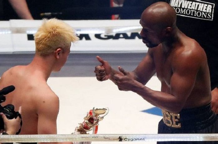 Floyd Mayweather Jr memberikan apresiasi kepada Tenshin Nasukawa setelah pertarungan.