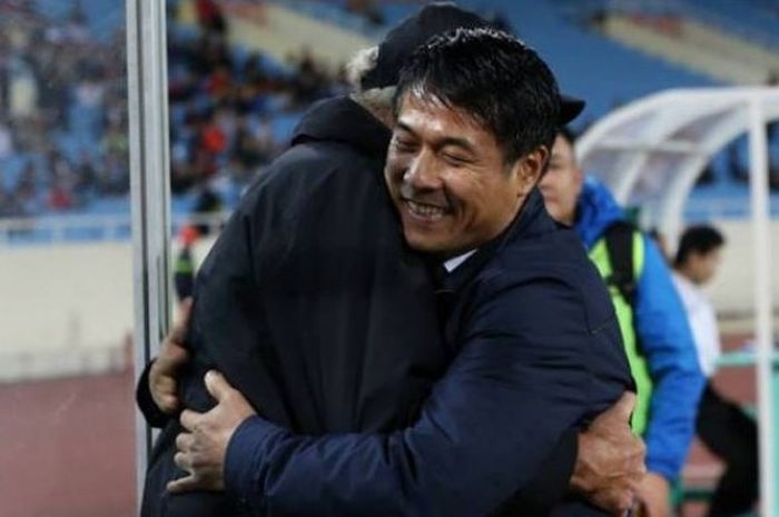 Pelukan pelatih Vietnam, Nguyen Huu Thang dengan pelatih Indonesia, Alfred Riedl di Stadion My Dinh, Hanoi, Selasa (8/11/2016) malam. 