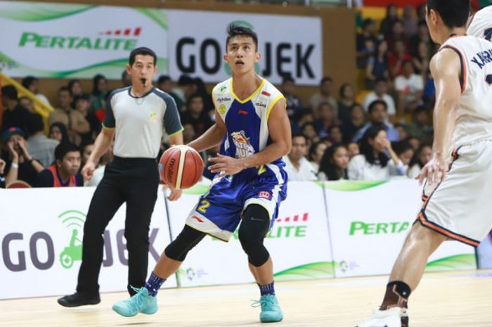 Pemain Satria Muda Pertamina, Hardianus Lakudu, tampil pada laga final ketiga Indonesian Basketball League (IBL) Pertalite 2017-2018, di Gelanggang Mahasiswa Soemantri Brodjonegoro, Jakarta, Minggu (22/4/2018).