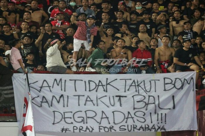 Spanduk Suporter Bali United saat melawan Arema FC di Stadion Kapten I Wayan Dipta, Jumat (18/5/2018) malam WIB