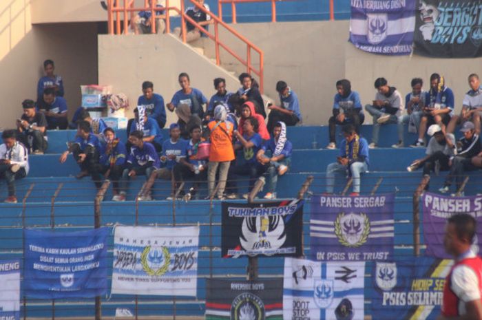 Suporter PSIS Semarang saat memberikan dukungan untuk tim berjulukan Mahesa Jenar pada pertandingan melawan PS Tira di Stadion Sultan Agung, Bantul, Rabu (17/10/2018).