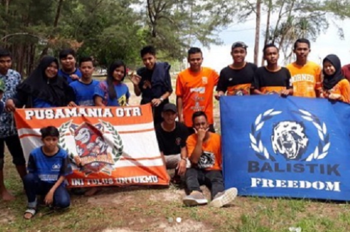 Suporter Persiba Balikpapan, Balistik dan fan Borneo FC, Pusamania menggelar acara piknik di Pantai Tanah Merah, Tanjung Harapan, Semboja, Kalimantan Timur, Senin (17/12/2018).