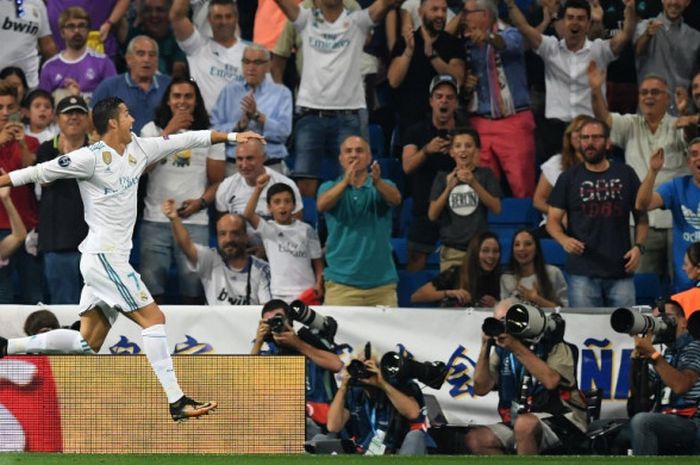 Megabintang Real Madrid, Cristiano Ronaldo, merayakan gol yang dia cetak ke gawang APOEL dalam laga Grup H Liga Champions di Stadion Santiago Bernabeu, Madrid, Spanyol, Kamis (14/9/2017) dini hari WIB.