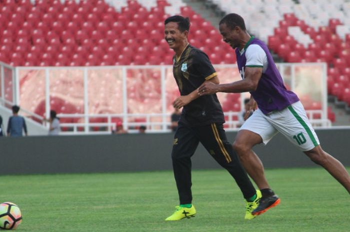 Pelatih PSMS, Djadjang Nurdjaman, dan gelandang asal Namibia, Sadney Urikhob, di sesi uji coba lapangan di Stadion Utama Gelora Bung Karno, Jumat (16/2/2018).