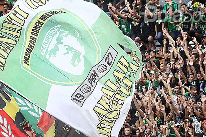 Suporter Persebaya memenuhi tribun Stadion Gelora Bung Tomo saat Persebaya Surabaya tampil melawan Barito Putera pada pekan ketiga Liga 1 2018, Minggu sore (8/4/2018).