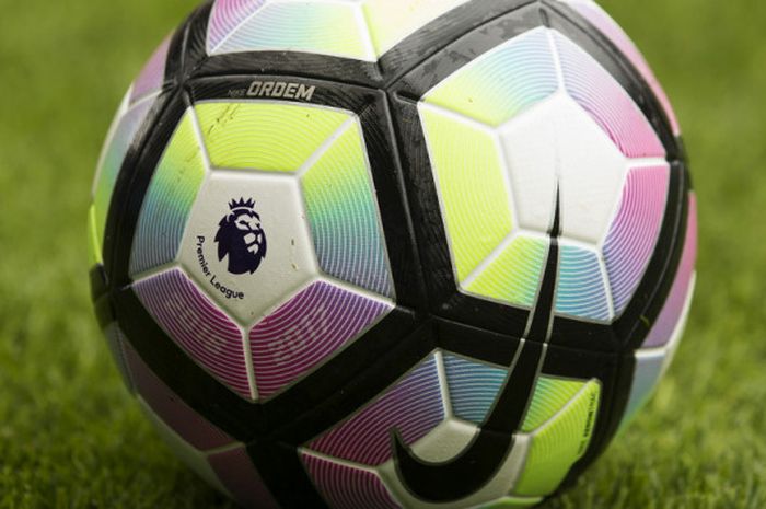 Logo Liga Inggris yang tertera di bola resmi Premier League.