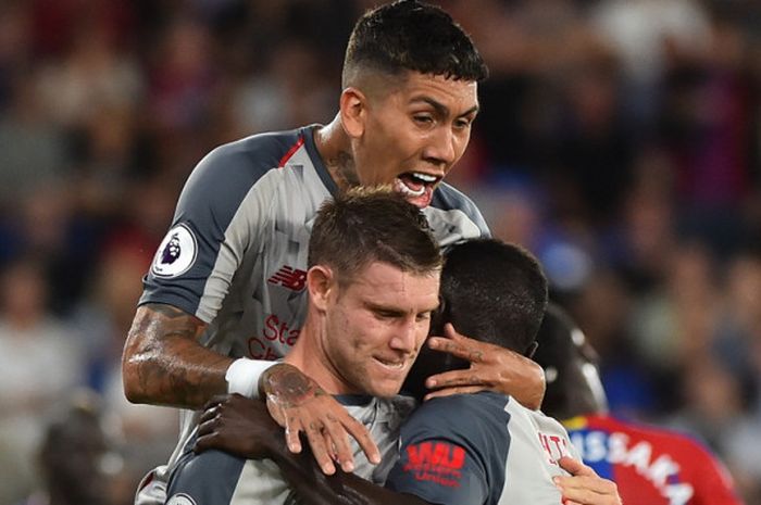 Gelandang Liverpool, James Milner (tengah), merayakan gol yang berhasil ia cetak ke gawang Crystal Palace dalam pertandingan Liga Inggris 2018-2019 di Stadion Selhurst Park,London, Inggris, pada 20 Agustus 2018.