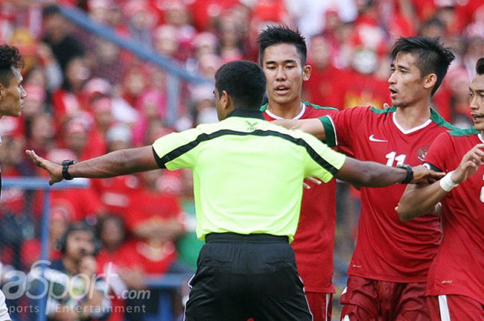 Wasit sedang meredakan ketegangan antara beberapa pemain Indonesia U-22 dengan seorang pemain Kamboja pada SEA Games 2017.