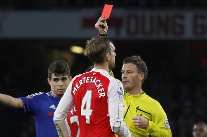 Wasit Mark Clattenburg memberikan kartu merah kepada bek Arsenal, Per Mertesacker dalam duel melawan Chelsea di Stadion Emirates pada 24 Januari 2016. 