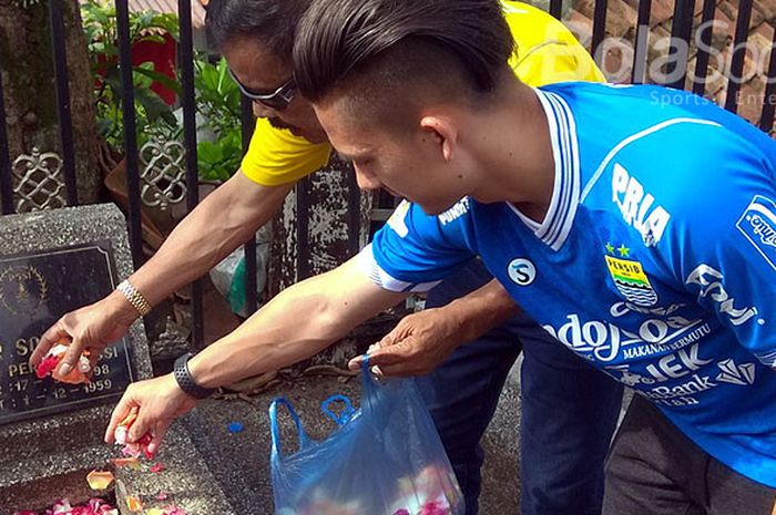 Manajer Persib Bandung, Umuh Muchtar (kiri) dan pemain Persib, Kim Jeffrey Kurniawan (kanan) menaburkan bunga di makam pendiri PSSI, Ir Soeratin di Tempat Pemakaman Umum (TPU) Sirna Raga, Jalan Pajajaran, Kota Bandung, Kamis (19/4/2018).