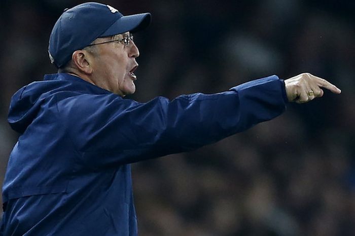 Manajer West Bromwich Albion, Tony Pulis, saat memberikan instruksi kepada pemainnya dalam lanjutan Liga Inggris 2017-2018 menghadapi Arsenal di Stadion Emirates, London, Inggris, pada Senin (25/9/2017).