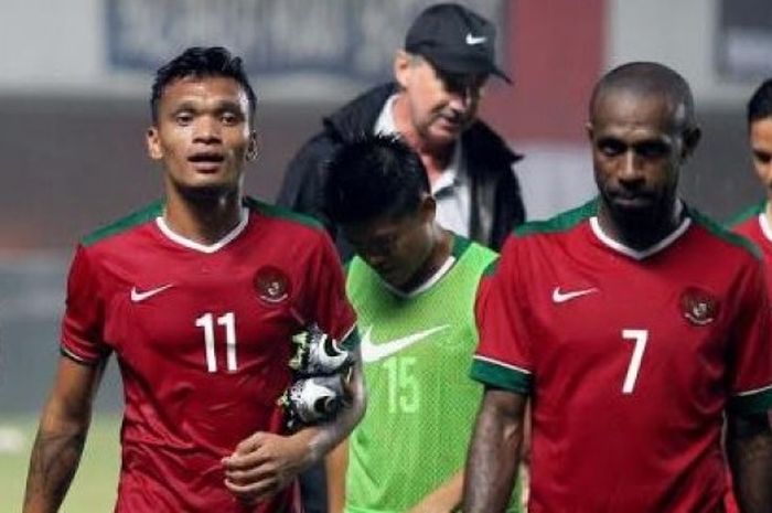 Duo penyerang timnas Indonesia, Ferdinand Sinaga (11) dan kapten Boaz Solossa seusai skuat Garuda ditahan Vietnam di Stadion Maguwo, Sleman, Minggu (9/10/2016). 