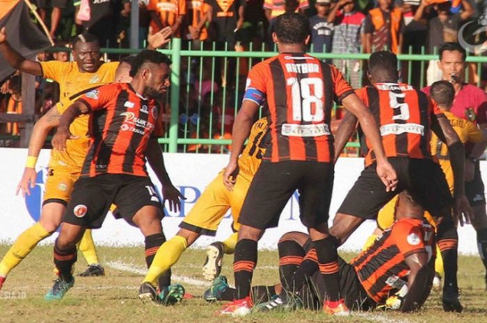 Perseru Serui Vs Bhayangkara FC di Stadion Marora, Serui