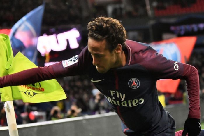   Striker Paris Saint-Germain, Neymar, merayakan gol yang dia cetak ke gawang Dijon dalam laga Liga Prancis di Stadion Parc des Princes, Paris, pada 17 Januari 2018.  