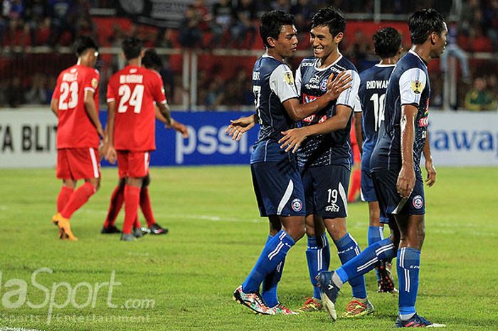   Pemain Arema FC, Dedik Setiawan, merayakan gol bersama rekan setimnya, Hanif Sjahbandi, dalam laga Piala Indonesia 2018 melawan PSBK Kota Blitar di Stadion Supriadi Blitar, Jawa Timur, Rabu (09/05/2018) malam.  