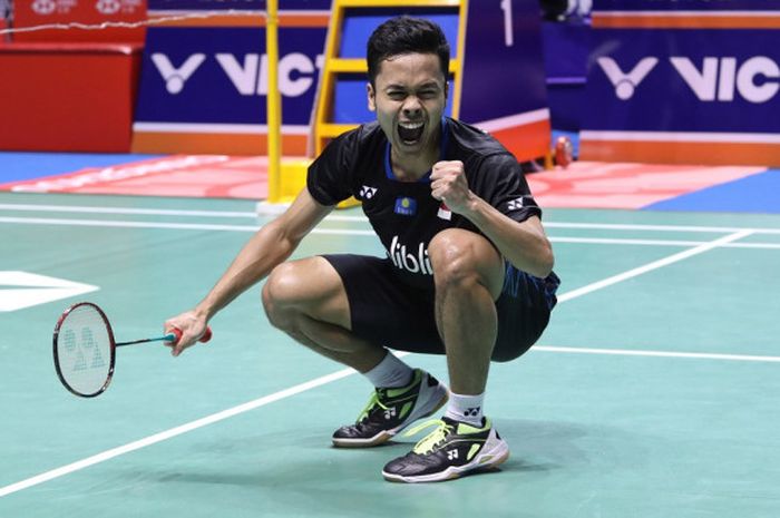 Pebulu tangkis tunggal putra Indonesia, Anthony Sinisuka Ginting, melakukan selebrasi setelah memastikan kemenangan atas Kento Momota (Jepang) pada laga final turnamen China Open 2018 di Changzhou, Minggu (23/9/2018).