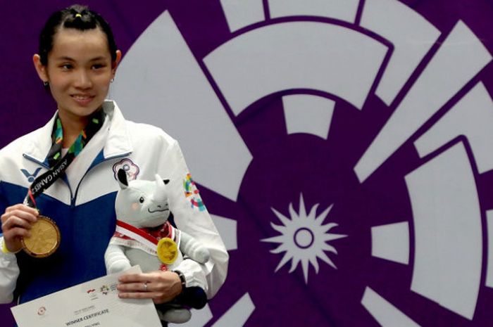 Pebulu tangkis tunggal putri Chinese Taipei peraih medali emas Asian Games 2018 Tzuying Tai berpose usai penyerahan medali di Istora Senayan, Jakarta, Selasa (28/8). 