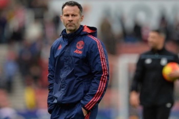 Asisten manajer Manchester United, Ryan Giggs, dalam persiapan tim jelang pertandingan Premier League 2015-2016 menghadapi Stoke City di Stadion Britannia, Stoke-on-Trent, Inggris, pada 26 Desember 2015.