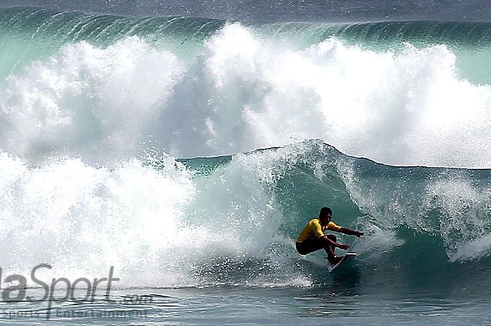 Aksi peselancar saat mengikuti ajang Singhasari Surfing International yang merupakan festival surfing level international dalam rangkaian Malang Baech Festival 2  yang diikuti lebih dari 100 peselancar, berlangsung di Pantai Nganteb Kabupaten Malang, Jawa Timur, Sabtu-Minggu (15-16/09/2018) pagi.