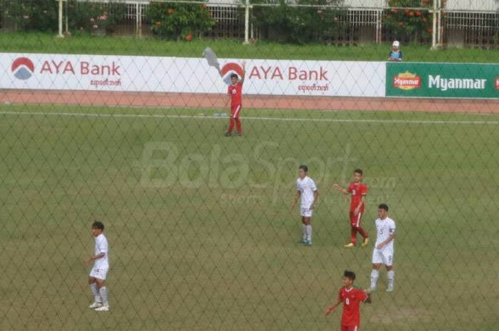 Suasana laga timnas U-19 Indonesia kontra Thailand di ajang semifinal Piala AFF U-18 di Thuwunna Stadium, Yangon, Myanmar, pada Jumat (15/9/2017).