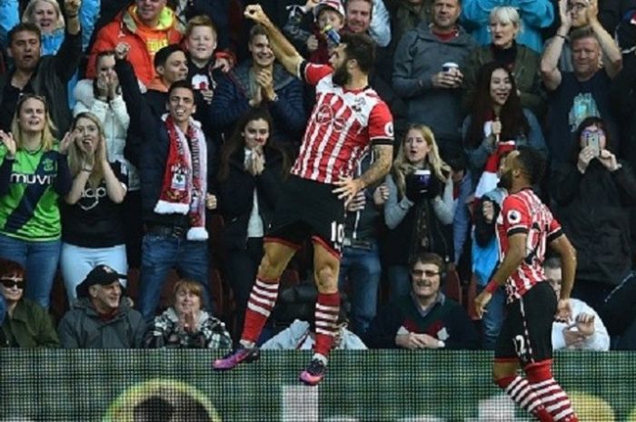 Striker Southampton, Charlie Austin, melompat untuk merayakan gol penaltinya ke gawang Burnley pada pertandingan Premier League di St. Mary's, Minggu (16/10/2016). 