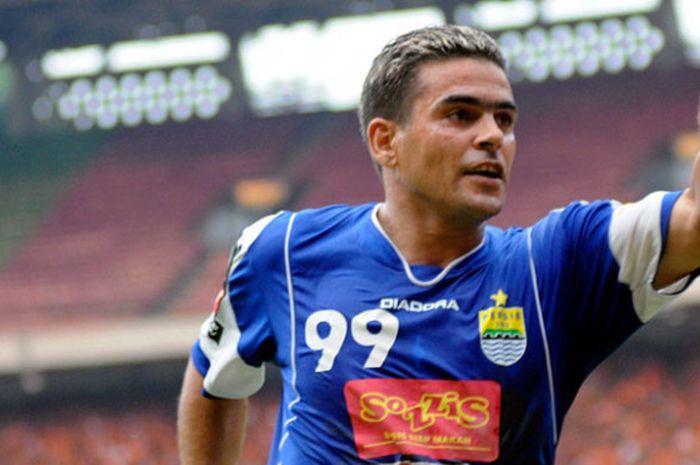 Cristian Gonzales kala berbaju Persib Bandung.