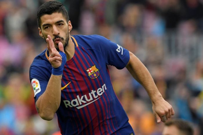 Luis Suarez melakukan selebrasi setelah mencetak gol ke gawang Valencia pada laga lanjutan Liga Spanyol di Stadion Camp Nou, Sabtu (14/4/2018) malam WIB.