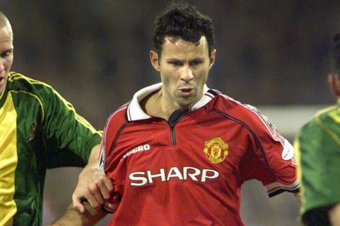  Ryan Giggs (tengah) di antara kawalan pemain lawan dalam laga Manchester United versus Tim Seleksi Australia di Melbourne Cricket Ground, 15 Juli 1999. 