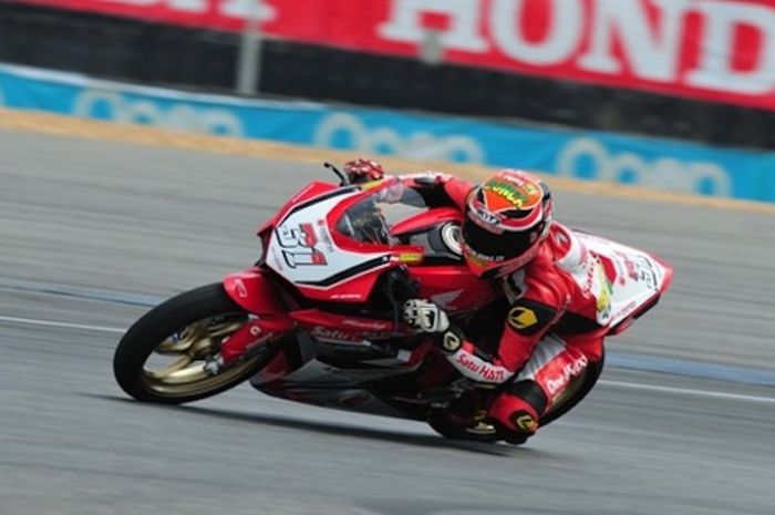 Pebalap Astra Honda Racing Team (AHRT), Gerry Salim, memacu motornya pada balapan pertama Asia Production 250cc seri kedua Asia Road Racing Championship 2017 di Sirkuit Chang, Buriram, Thailand, Jumat (14/4/2017).