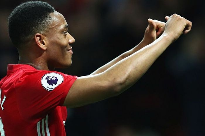 Penyerang Manchester United, Anthony Martial, merayakan kemenangan timnya atas Middlesbrough dalam laga Premier League di Stadion Old Trafford, Manchester, 31 Desember 2016.