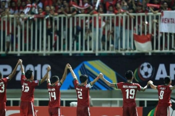    Para pemain timnas Indonesia memberikan penghormatan ke penonton seusai mengalahkan Vietnam pada semifinal pertama Piala AFF 2016 di Stadion Pakansari, Cibinong, Kabupaten Bogor, Sabtu (3/12/2016) malam.    