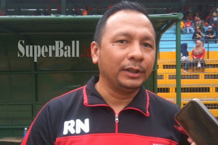 Pelatih Persika Karawang, Rikcy Nelson, menjawab pertanyaan wartawan usai timnya takluk 1-3 dari Persija Jakarta, di GOR Soemantri Brodjonegoro, Jakarta, Sabtu (30/12/2017).