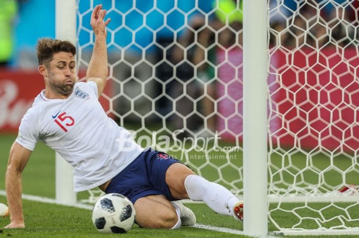  Bek Inggris, Gary Cahill, melakukan penyelamatan di depan gawang dalam laga melawan Belgia di Grup G Piala Dunia 2018, Kamis (28/6/2018) di Kaliningrad Stadium. 