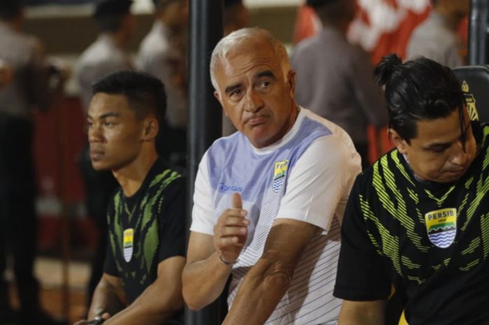  Pelatih Persib Bandung, Robertp Carlos Mario Gomez bersama asisten pelatih, Fernando Soler jelang laga melawan Persija Jakata, Sabtu (30/6/2018). 