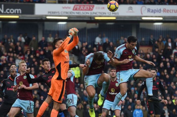 Kiper Burnley, Nick Pope, meninju bola pada laga Liga Inggris kontra Arsenal di Turf Moor, Burnley, 