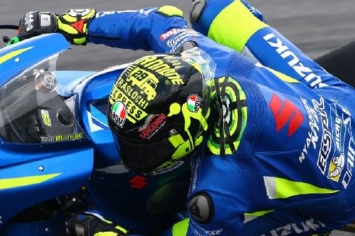 Pebalap Suzuki Ecstar asal Italia, Andrea Iannone, memacu motornya pada hari kedua tes pramusim MotoGP 2017 di Sirkuit Sepang, Malaysia, Selasa (31/1/2017).