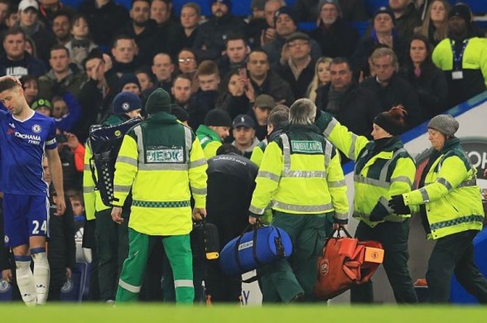 Bek Chelsea, Gary Cahill (kiri), terpukul menyaksikan gelandang Hull City, Ryan Mason, yang ditandu keluar lapangan dalam laga Premier League di Stadion Stamford Bridge, London, Inggris, Minggu (22/1/2017).