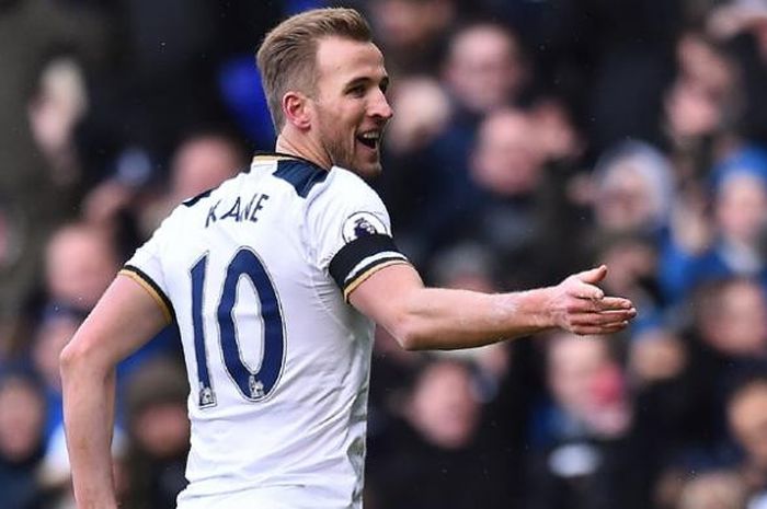 Harry Kane mencetak gol bersama Tottenham Hotspur musim lalu