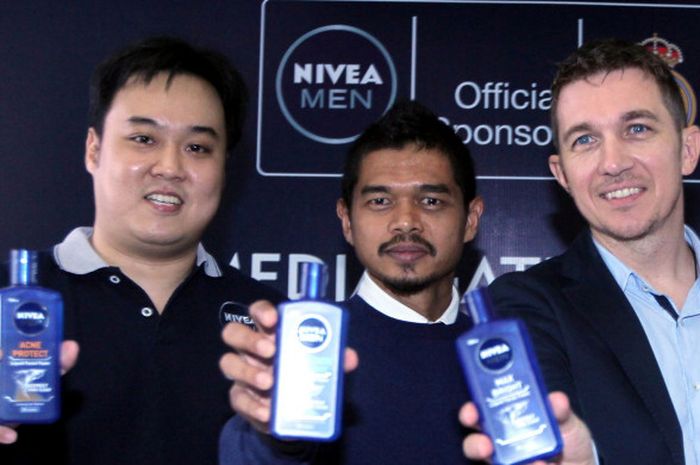 Striker senior Persija Jakarta sekaligus Brand Ambassador Nivea Men, Bambang Pamungkas (tengah), berpose bersama Senior Brand Manager Men Face Care of Beiersdorf Indonesia, Michael Suwito (kiri), dan Marketing Director of Beiersdorf Indonesia, Tomasz Schwarz (kanan), pada peluncuran produk baru sabun muka cair pria Nivea Men di Jakarta Pusat, Selasa (5/9/2017).