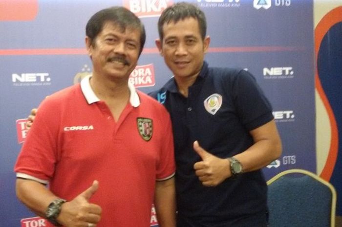 Pelatih Bali United, Indra Sjafri (kiri) berfoto bersama asisten pelatih Arema Cronus, Joko Susilo.