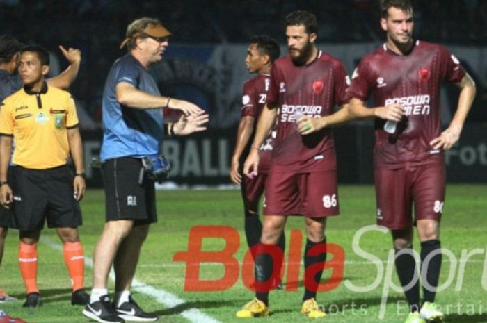  Pelatih PSM Makassar Robert Rene Alberts berterima kasih kepada Steven Paulle dan Wiljan Pluim yang mencetak dua gol kemenangan ke gawang Bhayangkara FC di Stadion Patriot Candrabhaga, Kota Bekasi, Kamis (19/10/2017) malam WIB. 