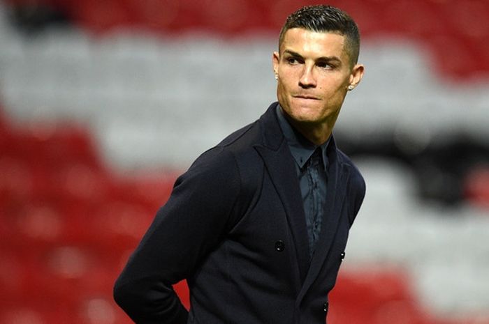 Ekspresi megabintang Juventus, Cristiano Ronaldo, saat masuk ke dalam Stadion Old Trafford, Manchester, Inggris pada 22 Oktober 2018.