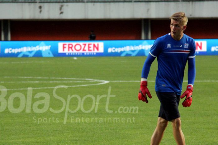 Kiper Timnas Islandia, Runar Alex Runarsson melakukan pemanasaan sebelum laga melawan Indonesia Selection di Stadion Maguwoharjo, Sleman, Kamis (11/1/2018).