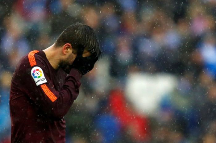 Ekspresi bek FC Barcelona, Gerard Pique, dalam laga Liga Spanyol kontra Espanyol di Stadion RCDE, Cornella de Llobregat, pada 4 Februari 2018.