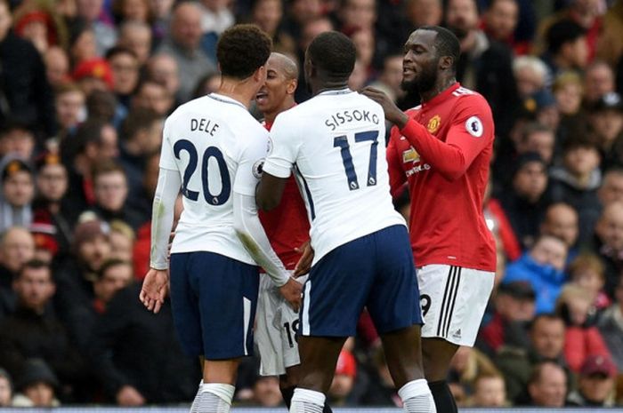 Gelandang Tottenham Hotspur, Moussa Sissoko dan striker Manchester United, Romelu Lukaku (kanan), coba melerai Dele Alli dan Ashley Young dalam laga Liga Inggris di Stadion Old Trafford, Manchester, pada 28 Oktober 2017.