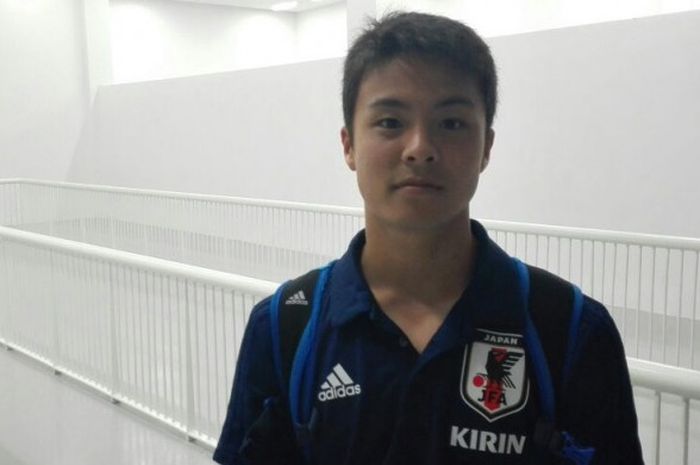 Kapten timnas U-19 Jepang, Mitsuki Saito, memberi komentar kepada BolaSport.com di Mixed Zone SUGBK, Minggu (25/3/2018).