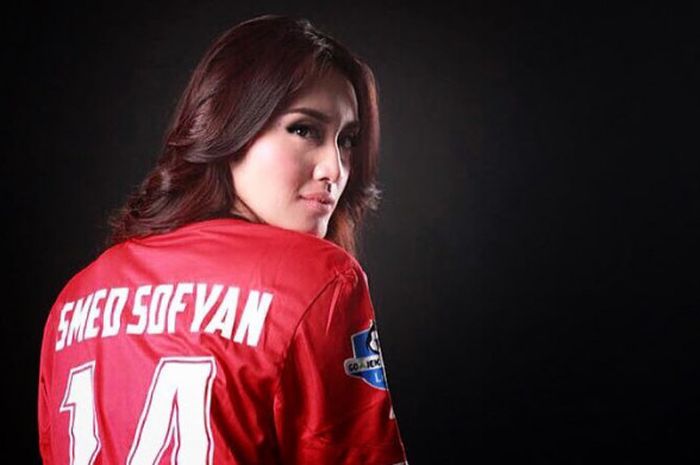 Intan Saumadina memakai jersey Persija Jakarta