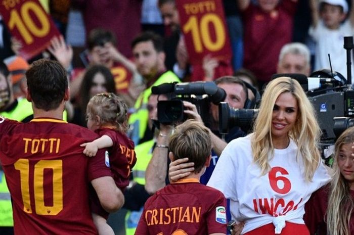 Kapten AS Roma, Francesco Totti, melambaikan tangan kepada penggemar seusai laga Serie A kontra Genoa di Stadion Olimpico, Roma, Italia, pada 28 Mei 2017.