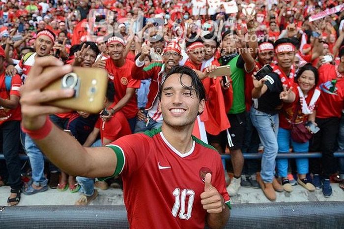 Striker Timnas U-22 Indonesia Ezra Walian berswafoto dengan para suporter Indonesia setelah Garuda Muda lolos ke semifinal sepak bola putra SEA Games 2017 lewat kemenangan 2-0 atas Kamboja di Stadion Shah Alam, Selangor, Malaysia, Kamis (24/8/2917) sore WIB.